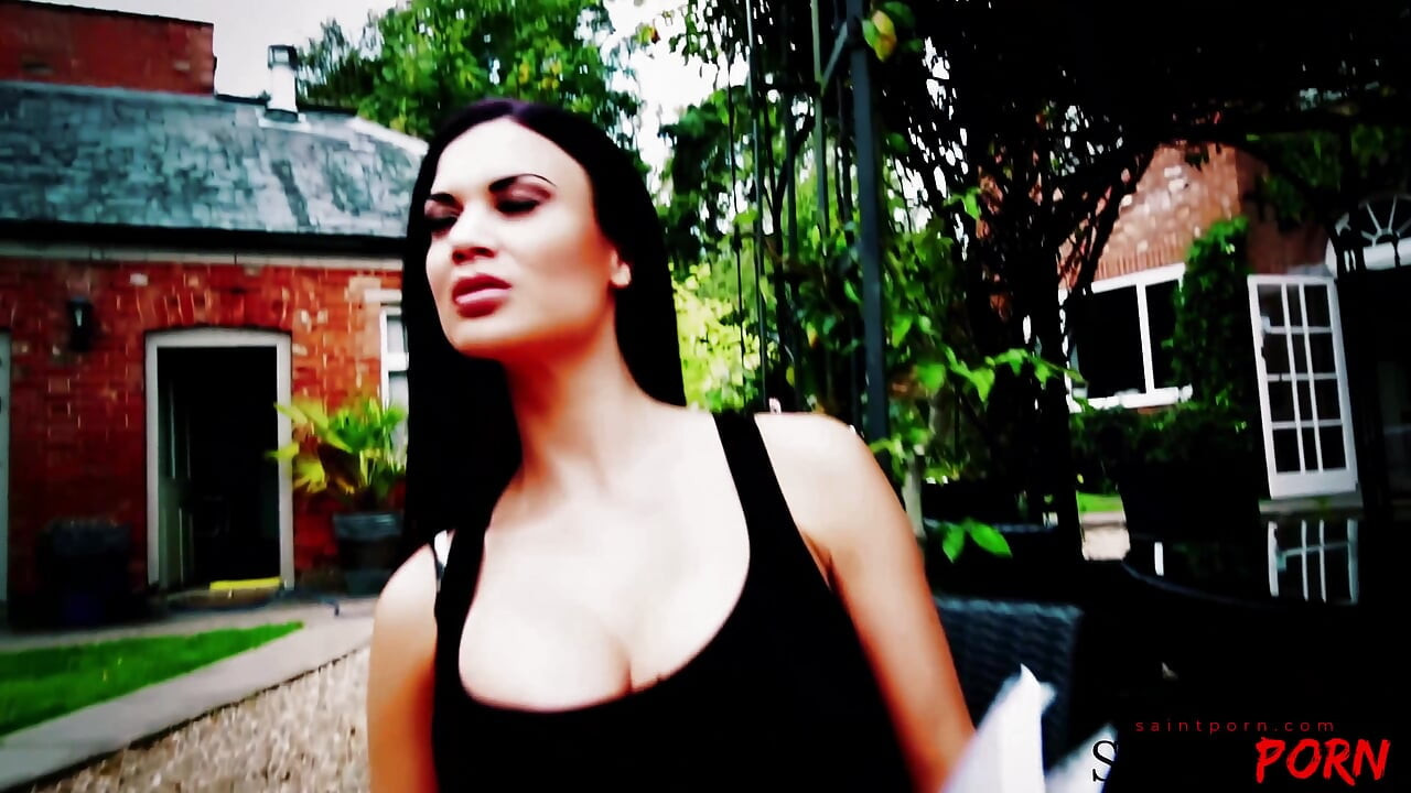 Jasmine Jae และ Tamara Grace ใช้ของเล่นที่มีชีวิตของพวกเขา Ronald