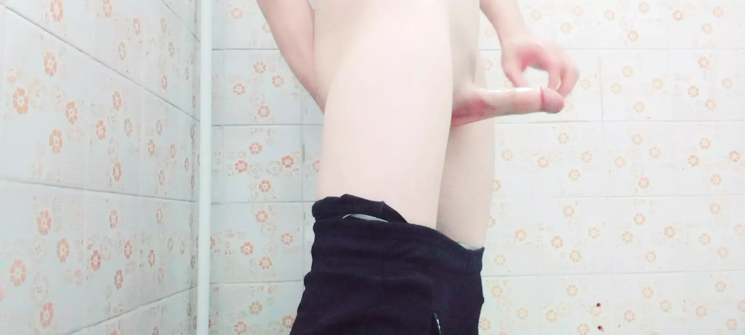 Tesão no banheiro - só tinha que me💦 aliviar