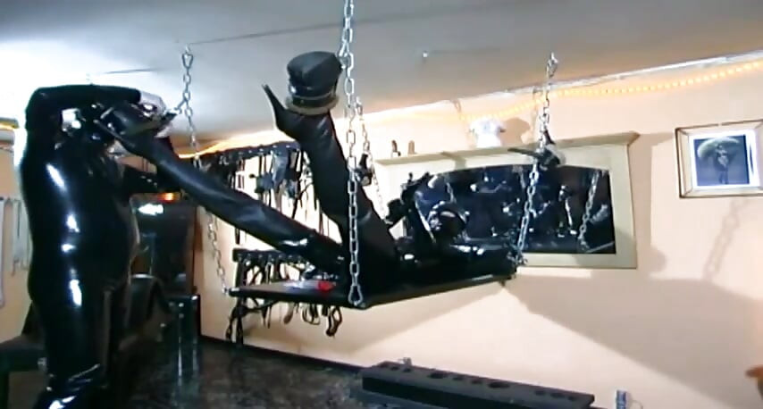 BDSM avec une fille masquée en latex