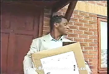 Межрасовое порно с британской милфой в ретро видео