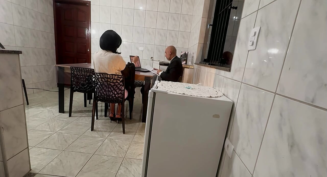 Sekreter götüne tokat atmasına ve dölleme ile anal penetrasyona şaşırıyor