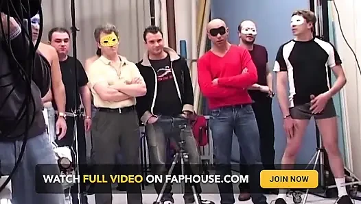 Azgın orta yaşlı seksi kadın kanepede vahşi 69 seansında yarak yutuyor