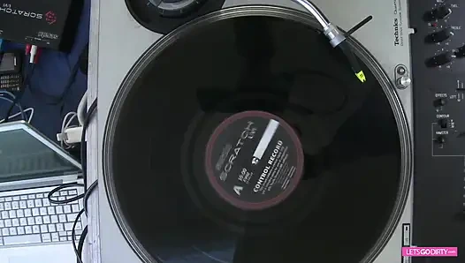 Tante seksi rambut pirang dengan toket besar suka dientot di semua posisi