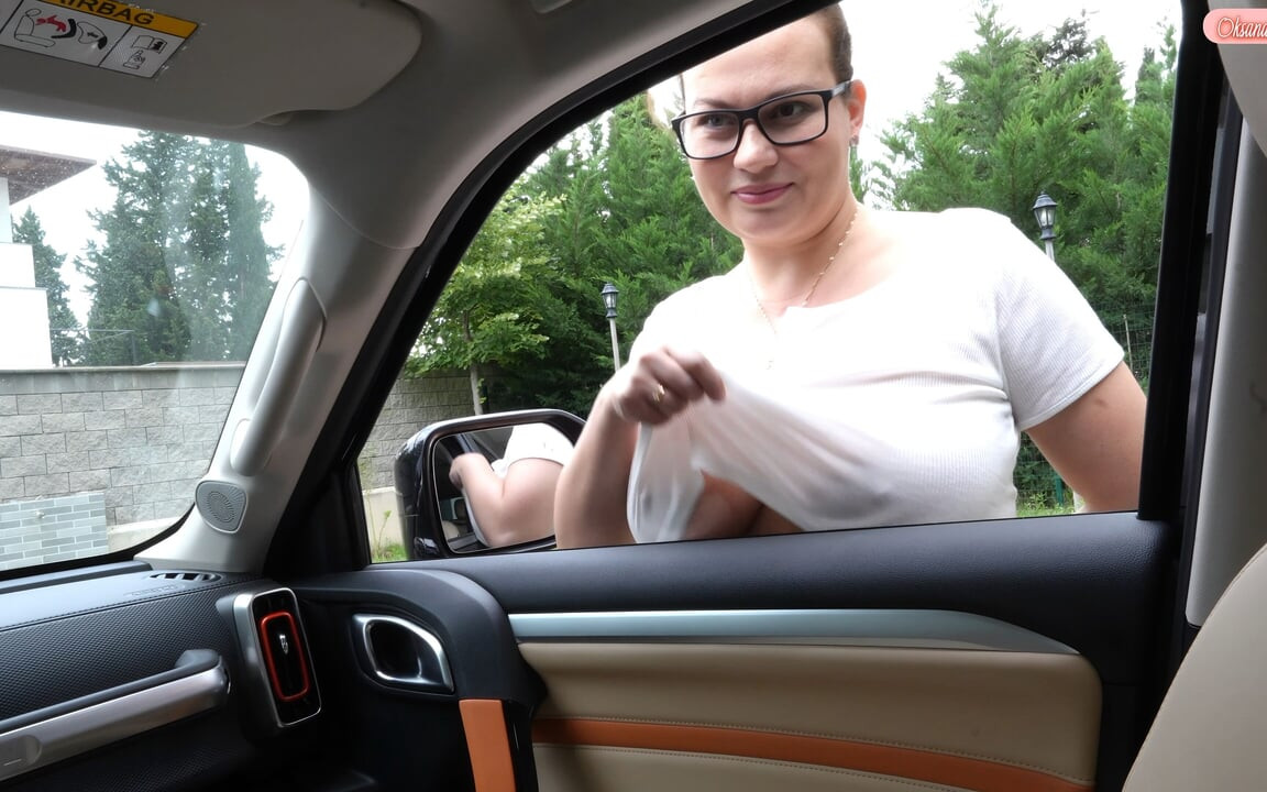 淫乱妻が車内で知らない男の巨根をしゃぶり、寝取られ夫に挨拶する！
