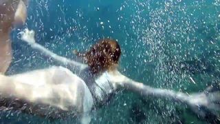 Nadando elegantemente desnudo bajo el agua