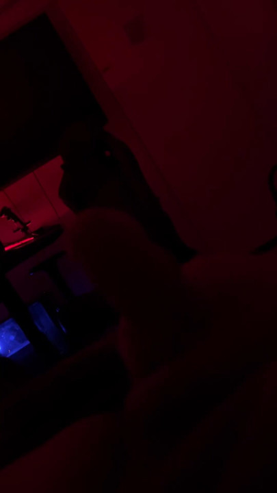 Ateşim var bana bir mesaj gönder ve benimle eğlen