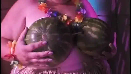 Huge milky skin slut gets her fat pussy fingered
