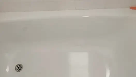 Pencereye işiyor ve boşalıyor