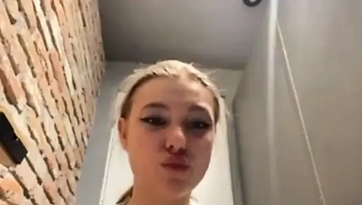 Анальный трах в туалете. Трахаю пальцами киску. Прохожий увидел, как я!