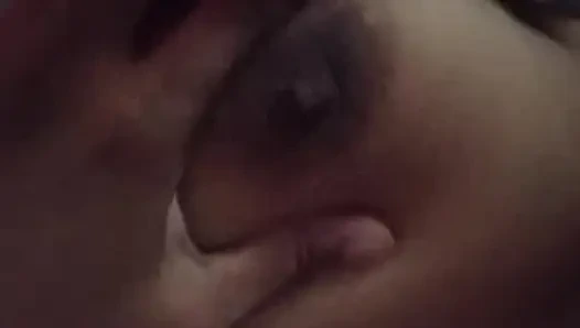 Büyük memeli ve ıslak amcıklı dildo şehveti ile banyo odasında Sri Lankalı kız musterbasyonu
