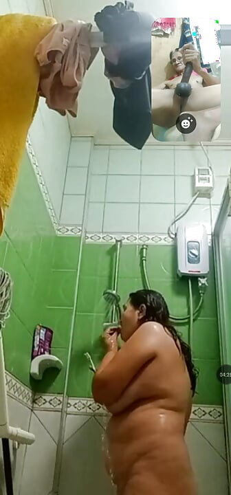Assy taking a bath .i cum to her for seeing nude