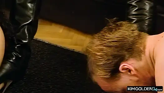 Dominante Lederherrscherinnen in wilder Gruppenorgie