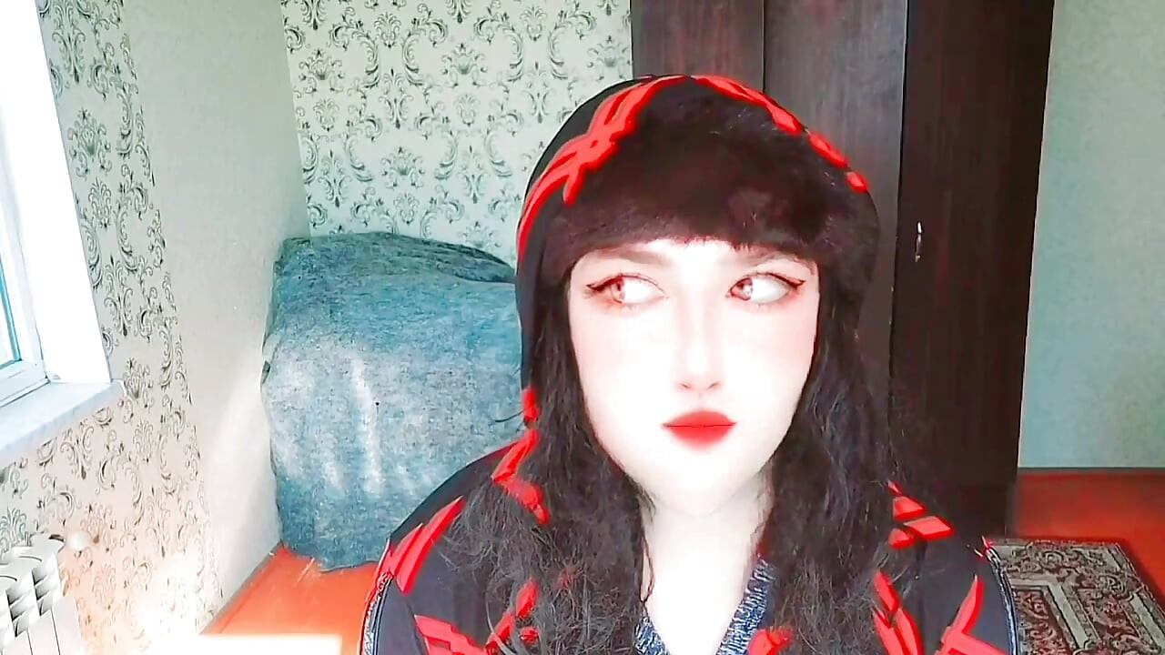 Razigrani femboy se naginje naprijed u kratkoj traper suknji