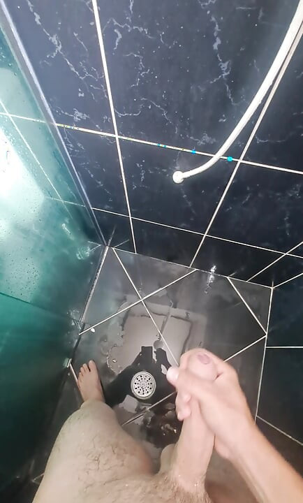 Banyoda çok zengin ve lezzetli mastürbasyon