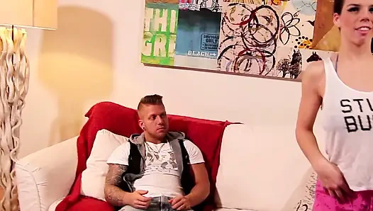 Gadis remaja ini lagi asik ngentot sama pacar ibu tirinya sendiri! Kontol besar cowok ini bikin memeknya menganga!