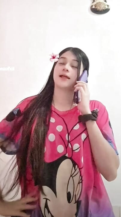 הסתכלתי עליה מאוננת, ואז ניגשתי אליה מאחור וזיינתי אותה בתחת.