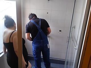 sexy máma zavolá instalatérovi, aby opravil sprchu, a oni nakonec šukají.