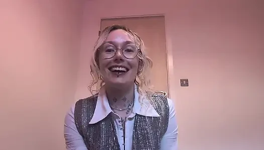 Sexy Realtor Desperate to Make the Sale