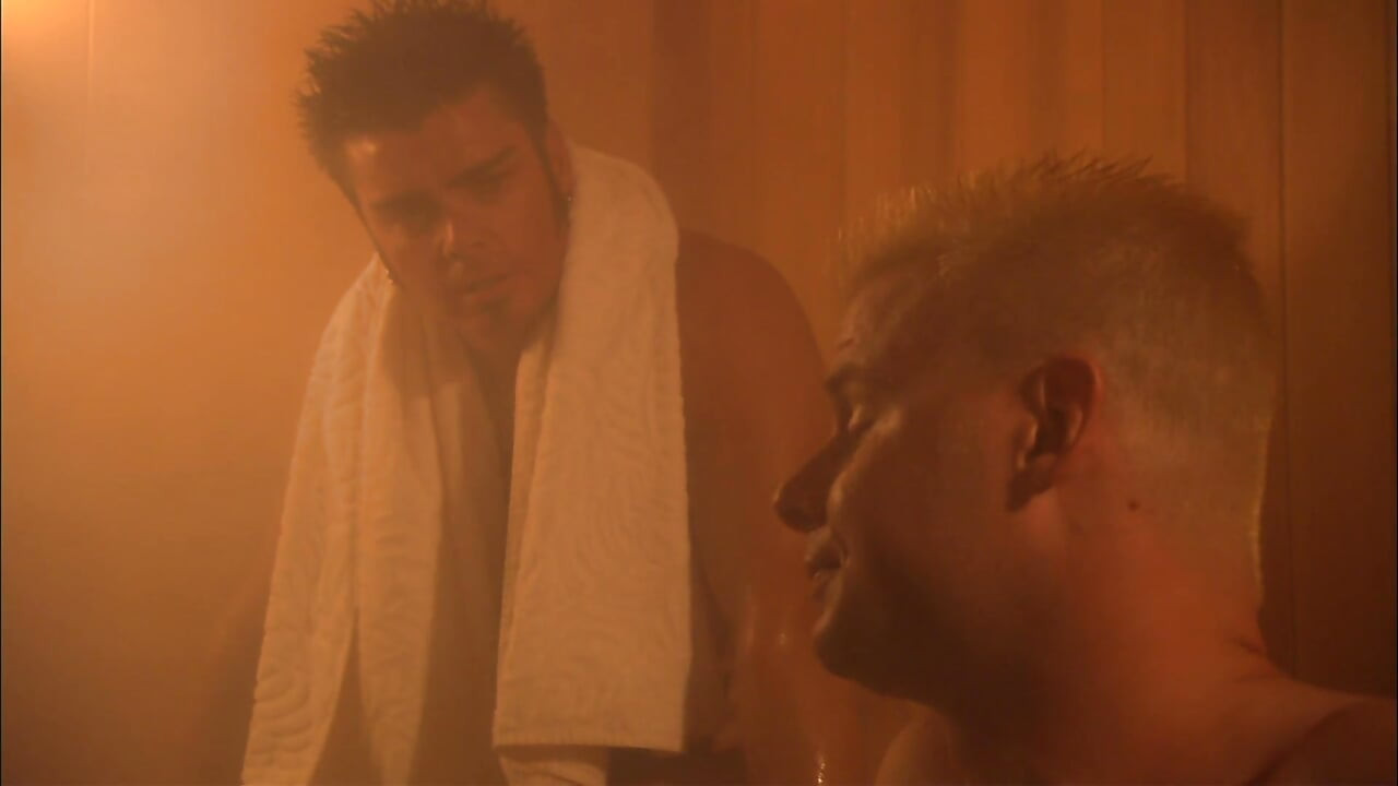 Gagica brunetă excitată are corpul perfect