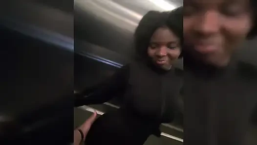 Gadis 18 tahun yang pemalu dientot di lift untuk pamer toket sebelum dicrot di dalam
