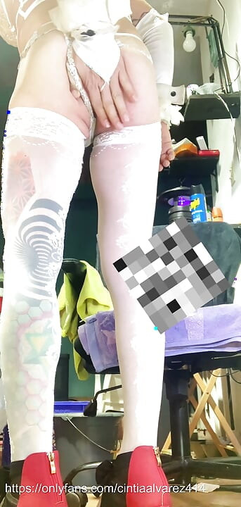 Transsexuală în ciorapi albi introduce un vibrator anal