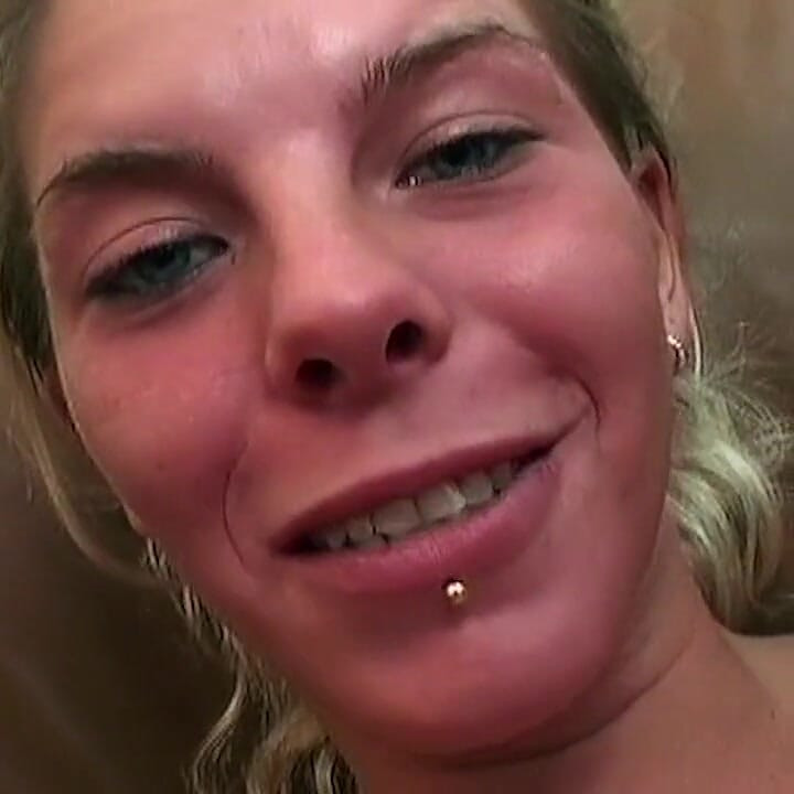 Blondine sutter stor pik og bliver gennemblødt af sperm