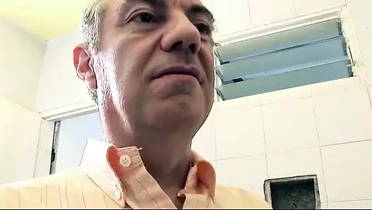 Пожилой чувак получает минет в ванной от молодой тинки