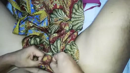 yardımcının küçük seksi kırmızı sutyen üzerinde Cum