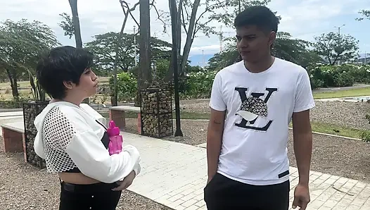 Ich finde einen Typen im Park und bitte ihn, als Ex-freundin mit mir zu spielen, ihn mit nach hause zu nehmen und ihm den besten fick zu geben