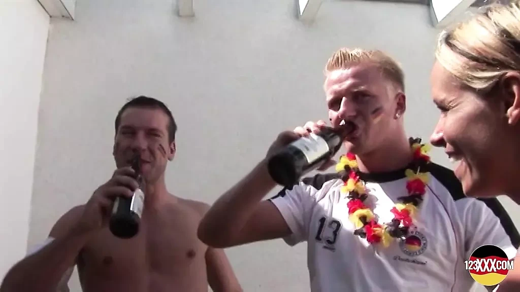 来自德国的丰满金发女郎同时需要两根鸡巴