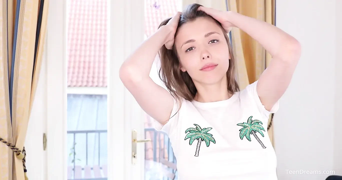 19 岁的 Mila 喜欢棕榈树