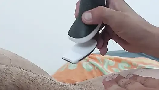 Mencukur memek berbulu istriku