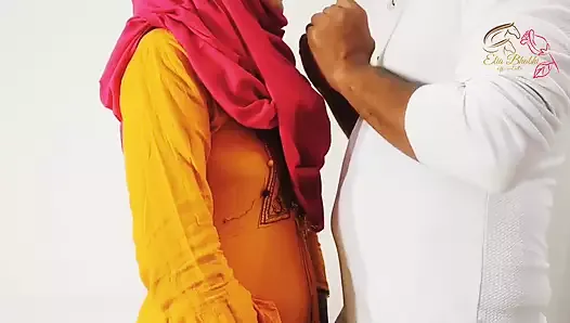 Une musulmane en hijab suce la bite de son demi-frère et se fait baiser (vidéo complète)