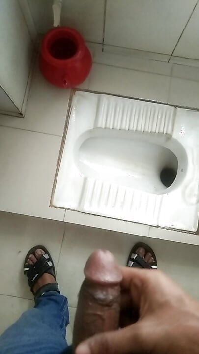 Jag tog tvål på händerna och gick till kontorsbadrummet för att tvätta händerna.