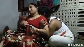 Индийскую маму трахнули в сари