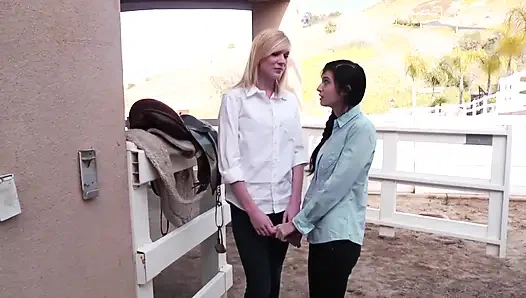 Две красивые тинки получают это в конюшне