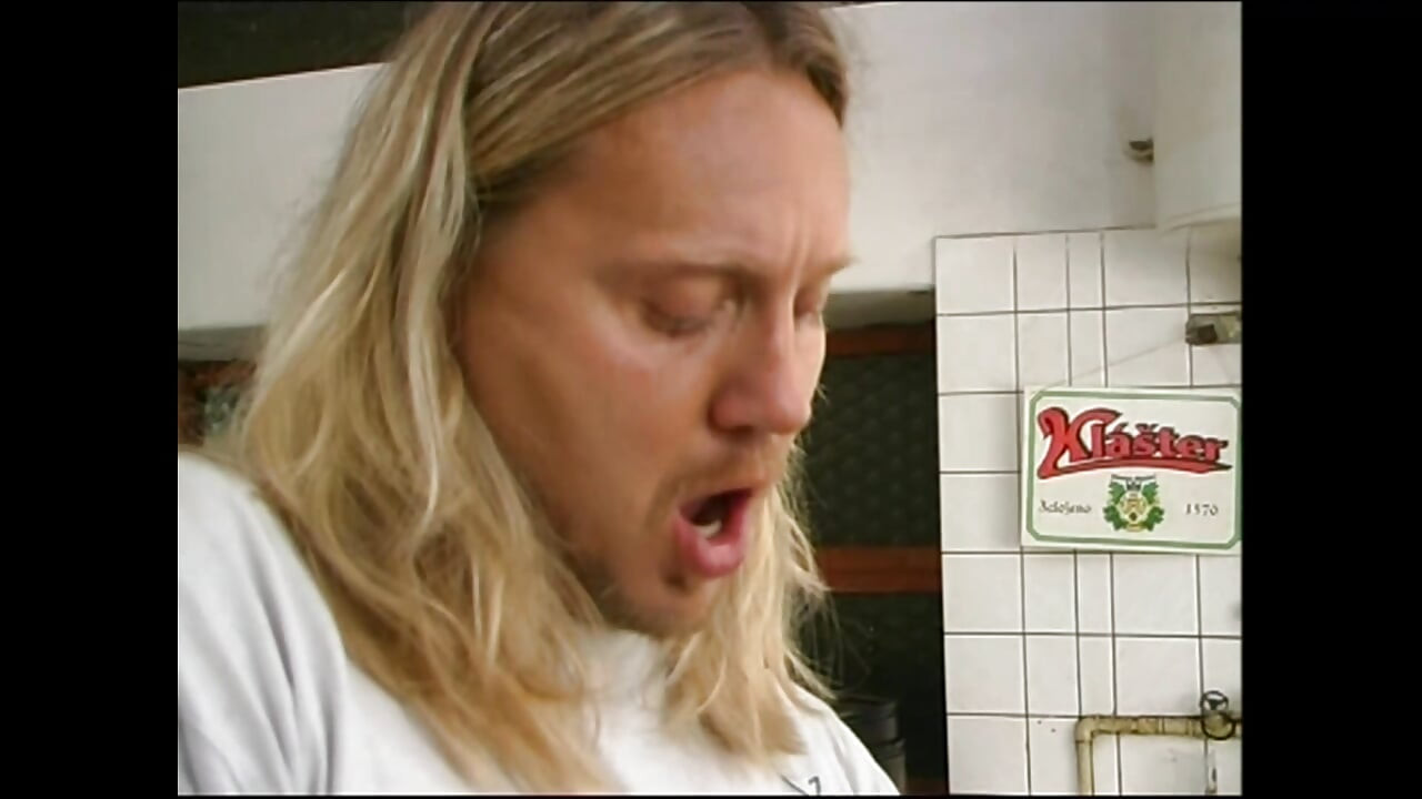 Mutfakta sert sikiliyor: genç azgın hizmetçi için büyük bir yarak