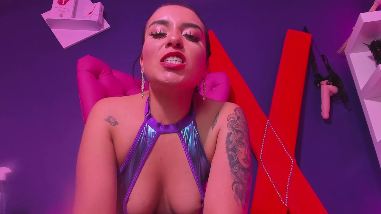 MeliizaQueen bogini BDSM, pluje w twarz swojej uległej