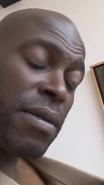 Zadivljujući trenutak iz "Lexington Steele jebe i svršava na magnetsku Naomi Banxxx!"