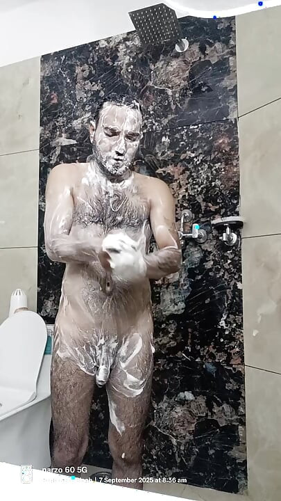 Indijski dječak iz Rajasthane tušira se s susjedovim ujakom i živim prijateljima