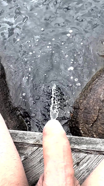 「湖畔で全裸でゾクゾクするティーン」の必見の瞬間