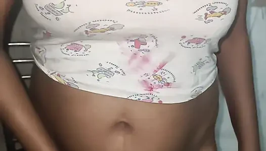 S-249. Bhabhi menekan payudaranya yang besar di depan saudara tiri