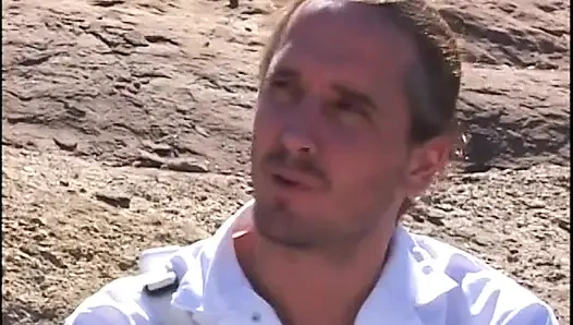 Astronot adam sarışın ilkel bir bebeğin açık havada yarağını emiyor