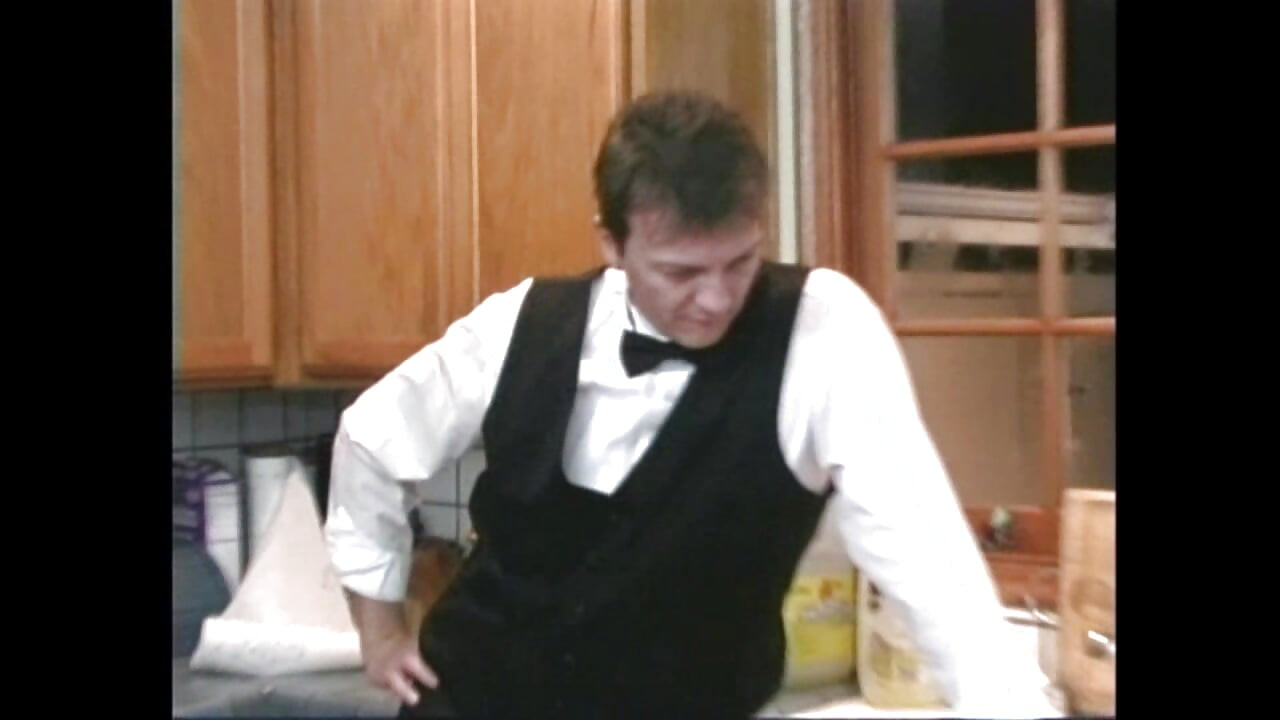 היא מסופקת בזמן שהיא מאוננת את הכוס הרטוב שלה