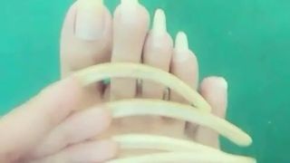 Kheora Seong nettoie les ongles longs et les ongles des pieds