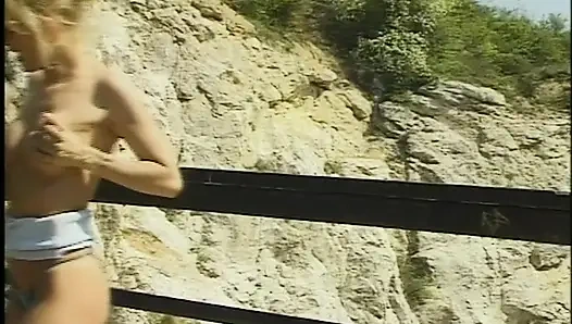 Грудастую зрелую и зрелую худенькую задницу трахнули и кончили в рот два больших хуя