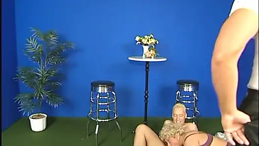 Pelacur dewasa dientot dua kontol, satu per satu