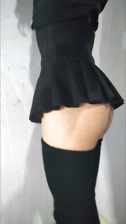 เฟมบอยใส่กระโปรงสั้น
