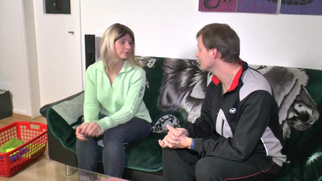 でかいタトゥーの入った妻が、洗濯のことで隣人のところに助けを求めてきた...すると突然彼女は受け入れてくれて、助けてくれ