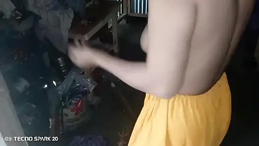 Gadis menyapu halaman sambil bugil di tengah hujan – adegan di luar ruangan